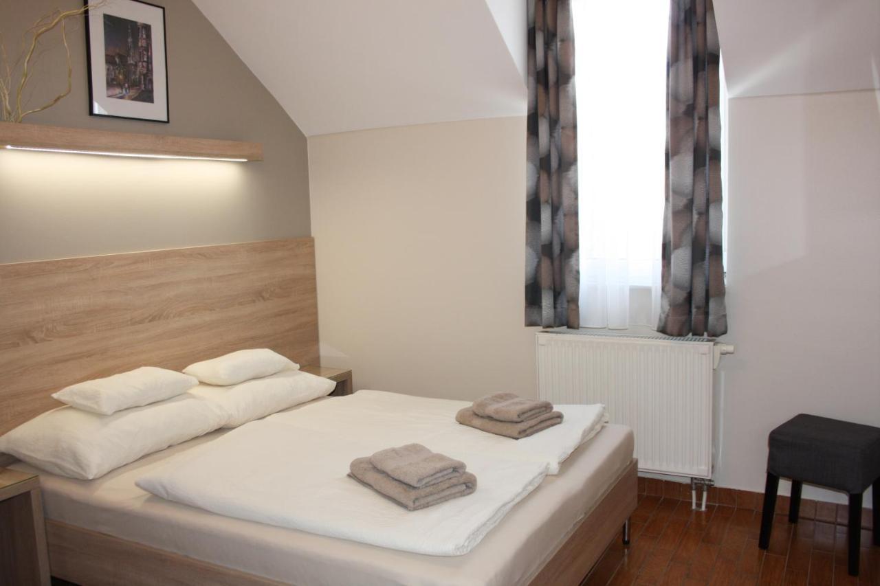 Polus Pension Sopron Eksteriør billede