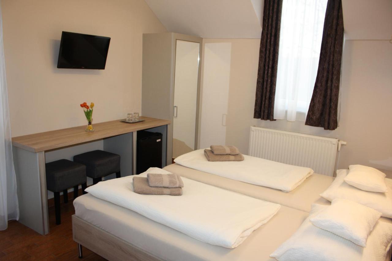 Polus Pension Sopron Eksteriør billede