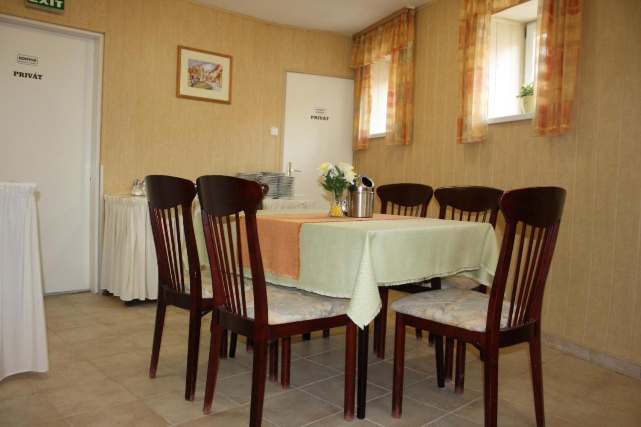 Polus Pension Sopron Eksteriør billede