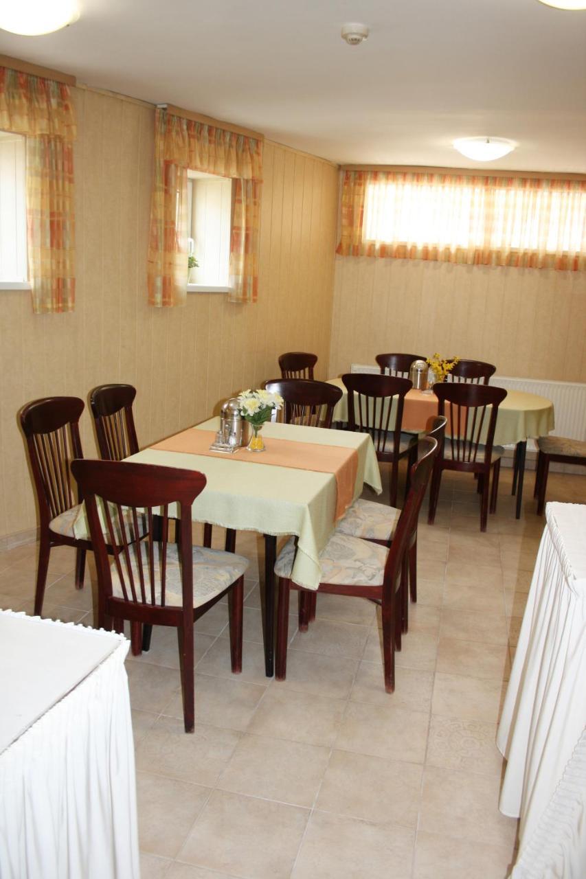 Polus Pension Sopron Eksteriør billede