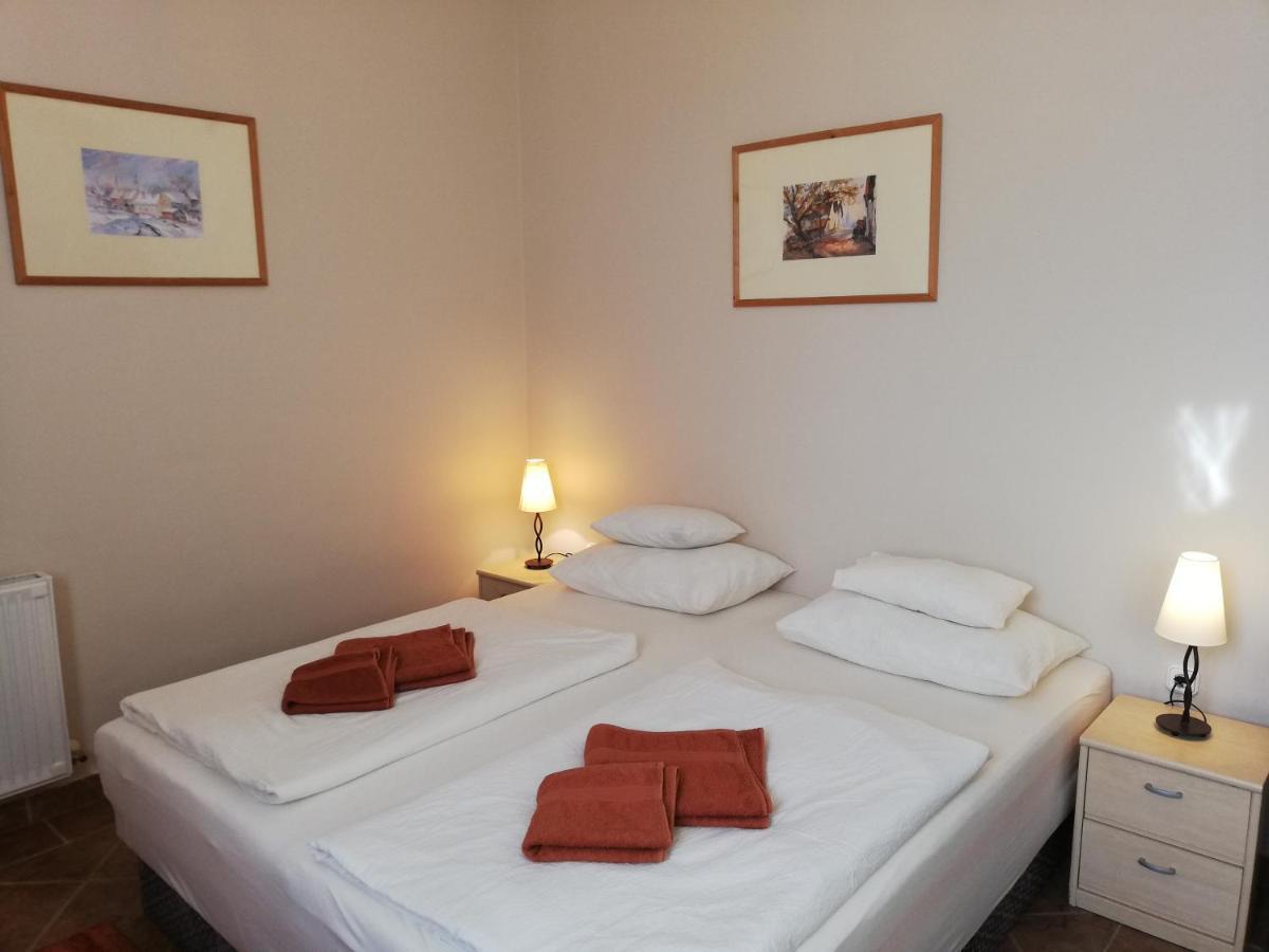 Polus Pension Sopron Eksteriør billede