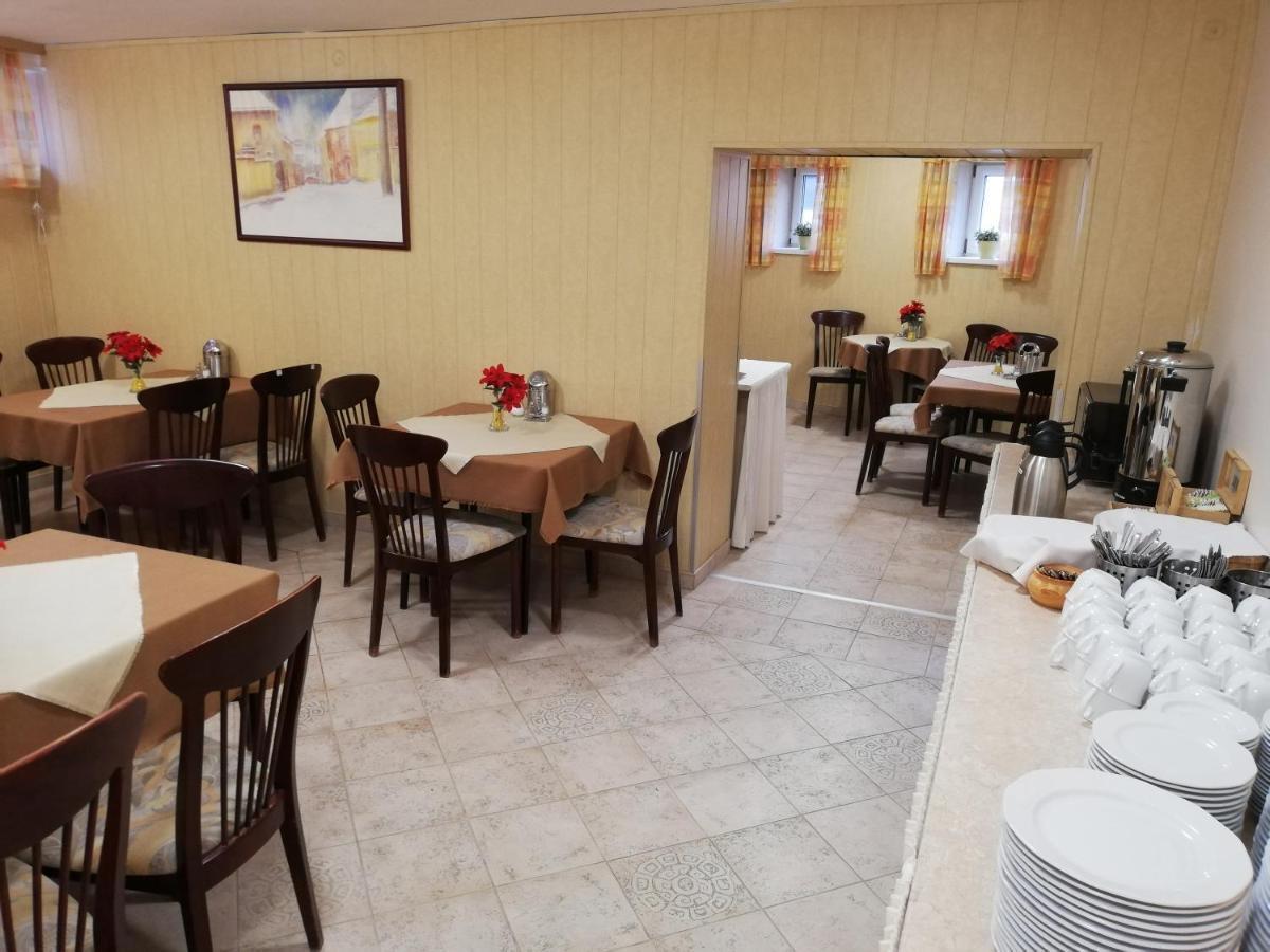 Polus Pension Sopron Eksteriør billede